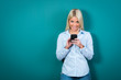 junge frau liest mit freude eine sms