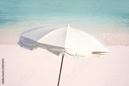 Photo: Parasol blanc, plage et mer turquoise Parasol blanc, plage et mer turquoise