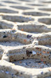 Nahaufnahme einer Reifenspur im Sandstrand