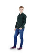 Junger Mann mit modischem Outfit