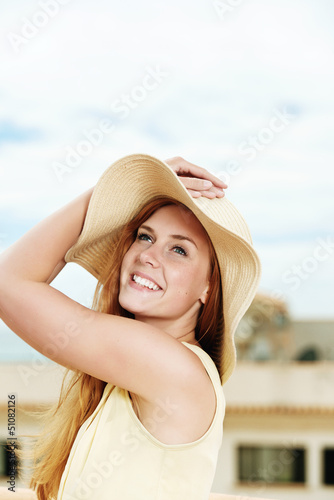 Photo: lachende frau mit strohhut lachende frau mit strohhut
