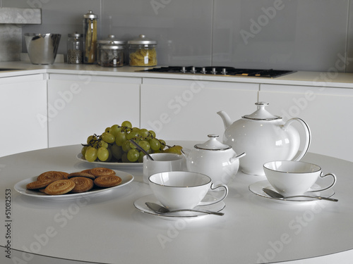 Photo: tazze da te e teiera sul tavolo in cucina moderna tazze da te e teiera sul tavolo in cucina moderna