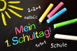 Tafel mit bunter Kreide und 1. Schultag