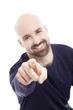 Motivierender Fitnesstrainer zeigt mit Finger in die Kamera