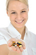 Junge Frau mit vielen bunten Tabletten und Pillen
