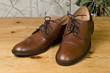 Paar Oxford Herrenschuhe auf Holzfläche