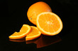 Orangen auf schwarzem Hintergrund