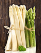 Spargel auf Holzhintergrund