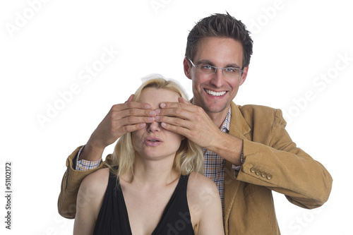 Photo: Überraschung Mann hält einer Frau die Augen zu Überraschung Mann hält einer Frau die Augen zu