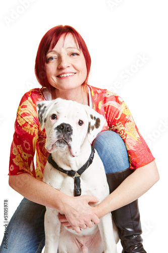 Photo: Heitere Frau hält jungen Boxer Hund Heitere Frau hält jungen Boxer Hund