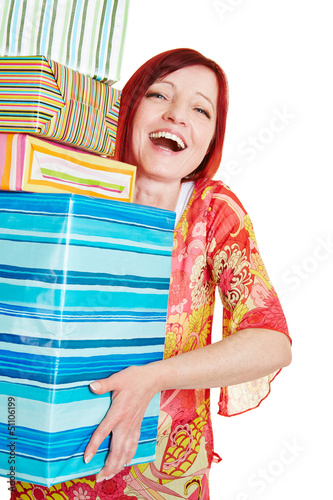 Photo: Lachende Frau trägt viele Geschenke Lachende Frau trägt viele Geschenke