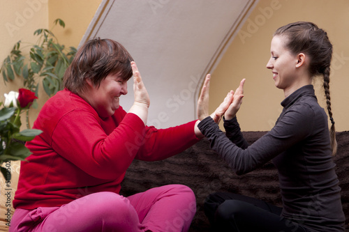 Photo: Zwei Frauen, eine davon behindert, machen Rythmusübungen Zwei Frauen, eine davon behindert, machen Rythmusübungen