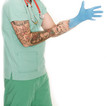 tattoowierter Mann als Arzt