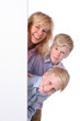 Frau mit 2 Kindern neben weißem Plakat - Woman with children 