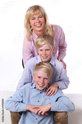 Photo: Kinder mit Mutter hintereinander - children with mother Kinder mit Mutter hintereinander - children with mother