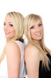 Zwei junge Blondinen