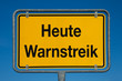 Ortsschild mit blauem Himmel HEUTE WARNSTREIK