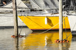 Barco amarillo amarrado.