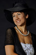 donna cappello nero collana ritratto