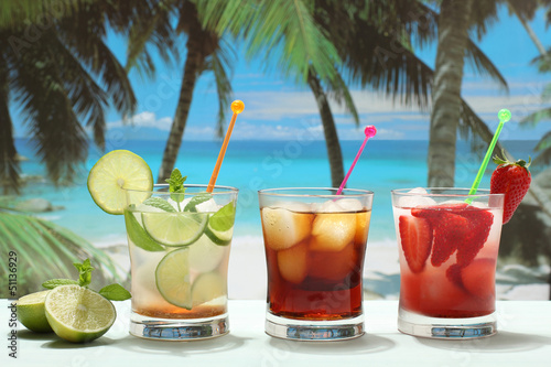 Photo: cocktails alcolici con frutta su sfondo mare esotico cocktails alcolici con frutta su sfondo mare esotico