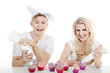 Junges Pärchen machen Cupcakes und haben Spaß