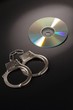 Foto: CD mit Handschellen CD mit Handschellen