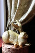 osterhase mit eier als dekoration