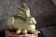 osterhase mit eier als dekoration