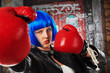 Foto: girl with blue wig and red boxing gloves girl with blue wig and red boxing gloves