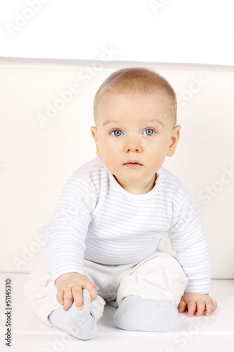 Photo: süßes Baby sitzt an einer Wand - sweet baby sitting süßes Baby sitzt an einer Wand - sweet baby sitting