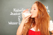 junge Köchin mit Milch