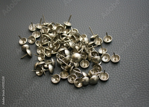 Photo: clous tapissier sur fond cuir gris clous tapissier sur fond cuir gris