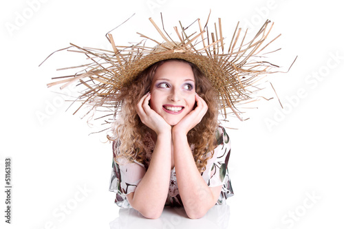 Photo: Verliebtes junges Mädchen mit Strohhut Verliebtes junges Mädchen mit Strohhut