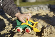 canvas print picture - Spielen im Sandkasten mit Bagger