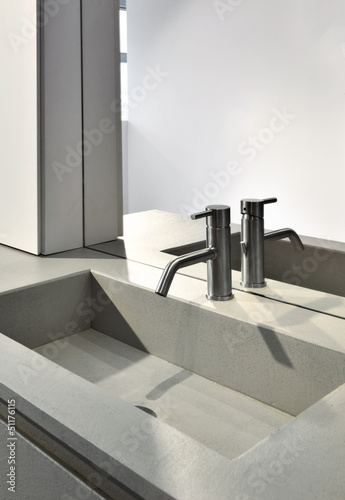 Photo: rubinetto di acciaio per il lavabo di un bagno moderno rubinetto di acciaio per il lavabo di un bagno moderno