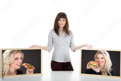 Photo: Junge Frau stellt zur Wahl Burger oder Pizza Junge Frau stellt zur Wahl Burger oder Pizza