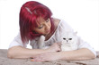 Frau streichelt weiße Katze - woman with cat