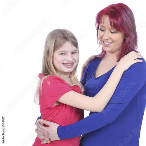 Photo: Glückliche Mutter umarmt ihre Tochter Glückliche Mutter umarmt ihre Tochter