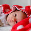 baby in roter decke