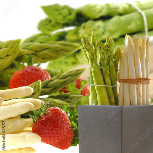 Photo: Weisser und grüner Spargel mit Erdbeeren Weisser und grüner Spargel mit Erdbeeren