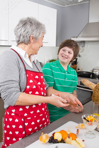 Photo: Junge mit Großmutter in der Küche Junge mit Großmutter in der Küche