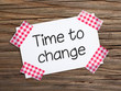 Klebestreifenzettel auf Holz TIME TO CHANGE