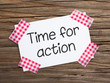 Klebestreifenzettel auf Holz TIME FOR ACTION