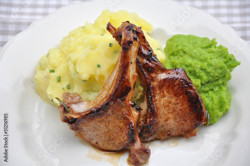 Photo: Lammkotelett mit Erbsenbrei und Kartoffeln Lammkotelett mit Erbsenbrei und Kartoffeln