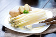 Spargel mit Sauce Hollandaise und neuen Kartoffeln