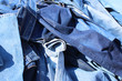 Blue jeans en vrac sur un marché