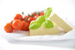 Zwei Stück Tofu mit Strauchtomaten und Basilikum