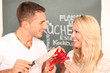 glückliches Pärchen kocht