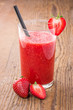 Erdbeersmoothie auf einem Holztisch