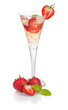 Aperitif mit Erdbeeren und Minze in einer Sektflöte